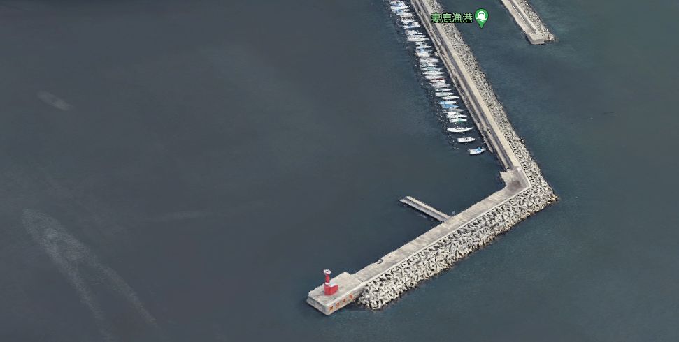妻鹿漁港-東側にある赤灯台波止