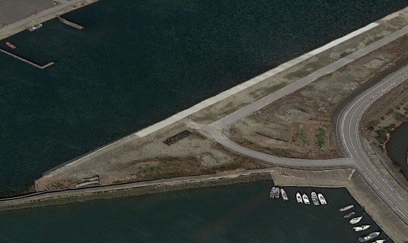 一色漁港-一色排水路（市子川）河口の東側護岸