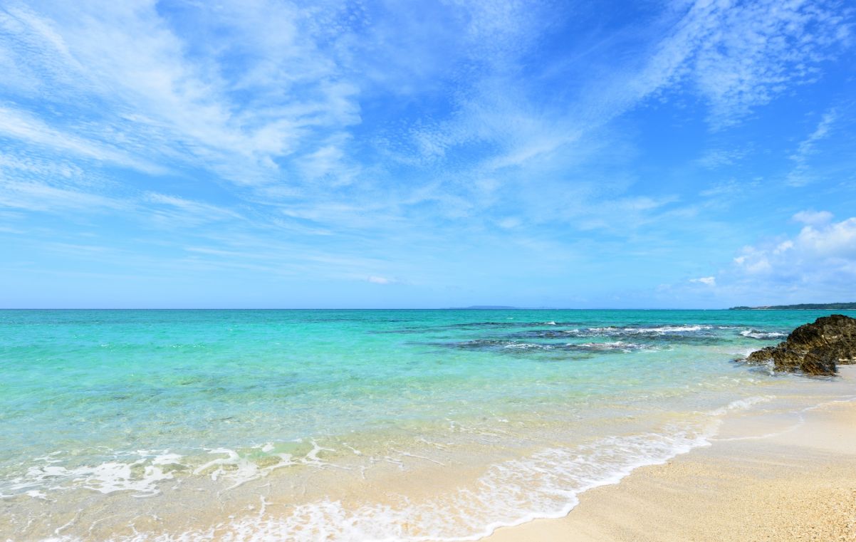 沖縄の白い砂浜と真っ青な海
