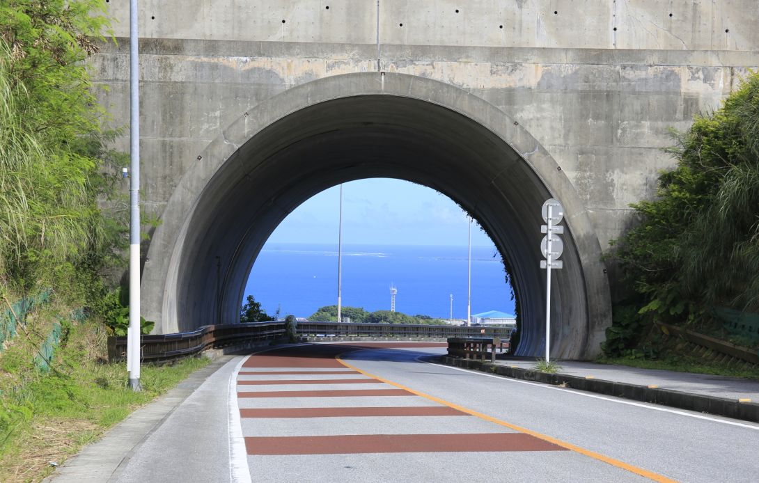 ニライカナイ橋へと抜けるトンネル