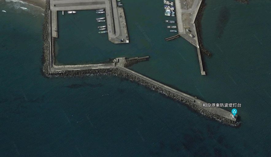 相良港-白灯台の防波堤