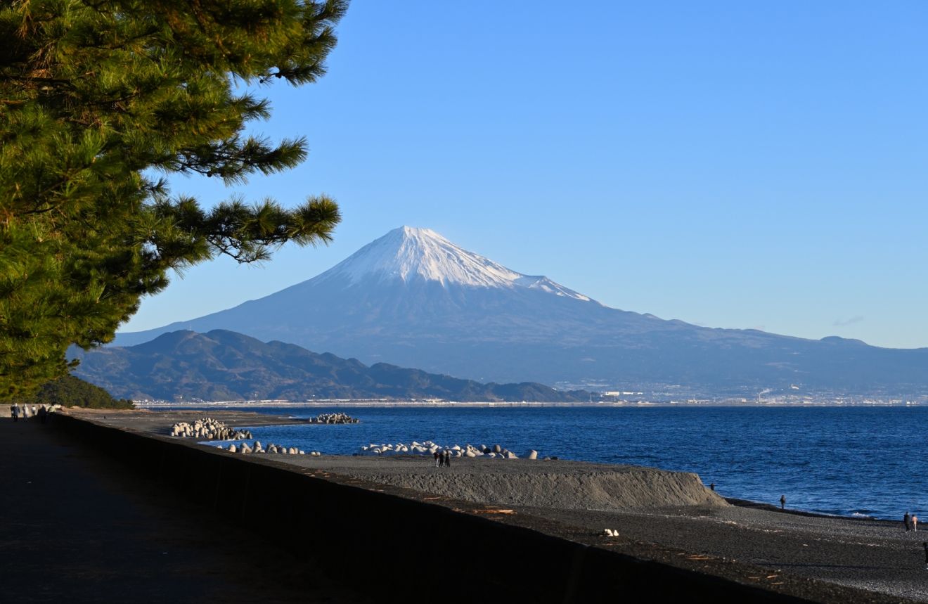 駿河湾と富士山（三保海岸）