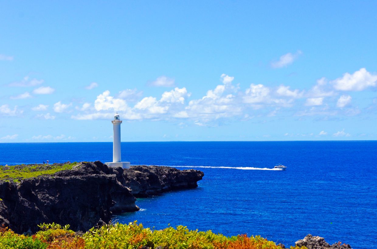 残波岬-展望所から見た灯台