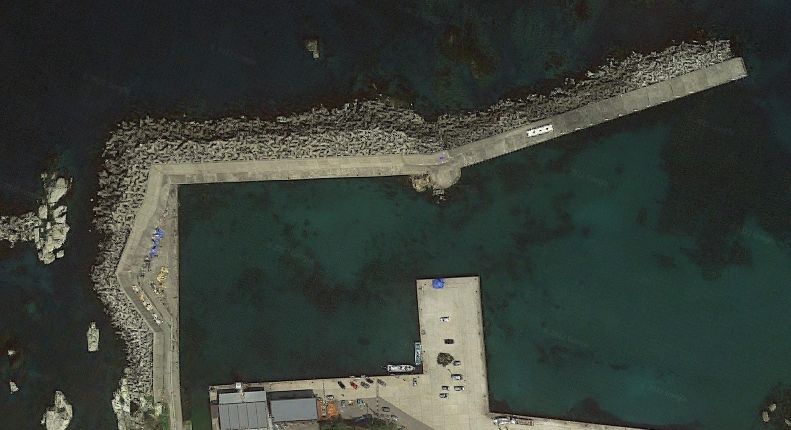 鷹巣漁港-西側から伸びる大きな防波堤