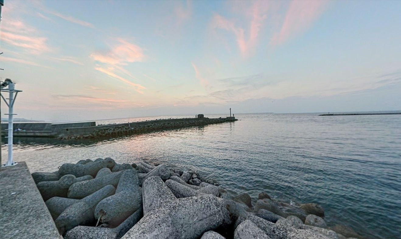西鳥取漁港の防波堤からの景色