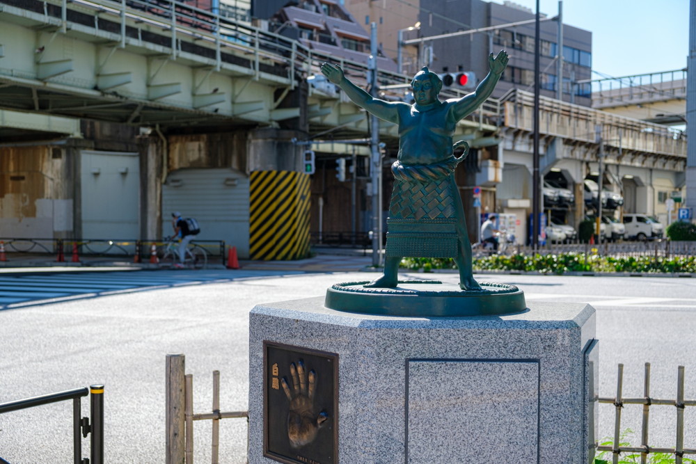 両国のお相撲さんの銅像