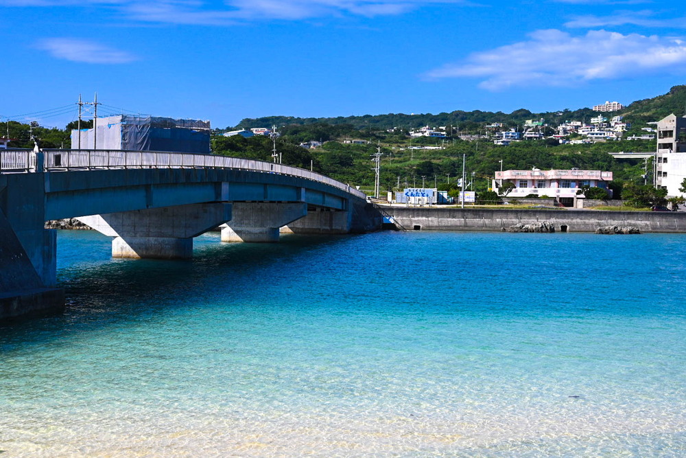 奥武島から見た橋と本島