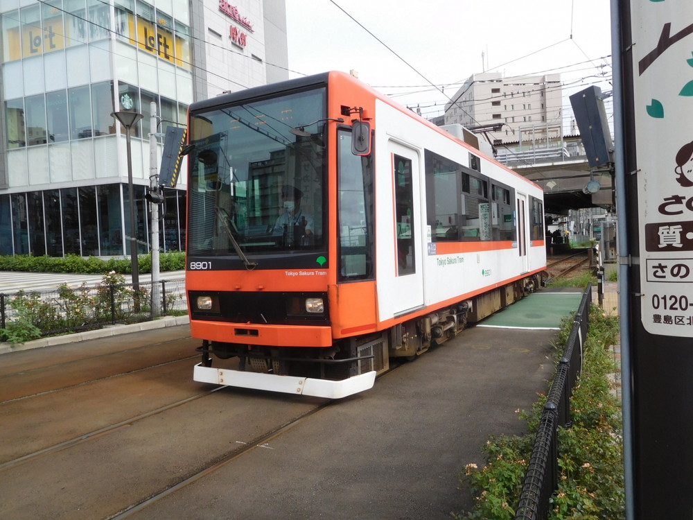 大塚駅を走る都電荒川線