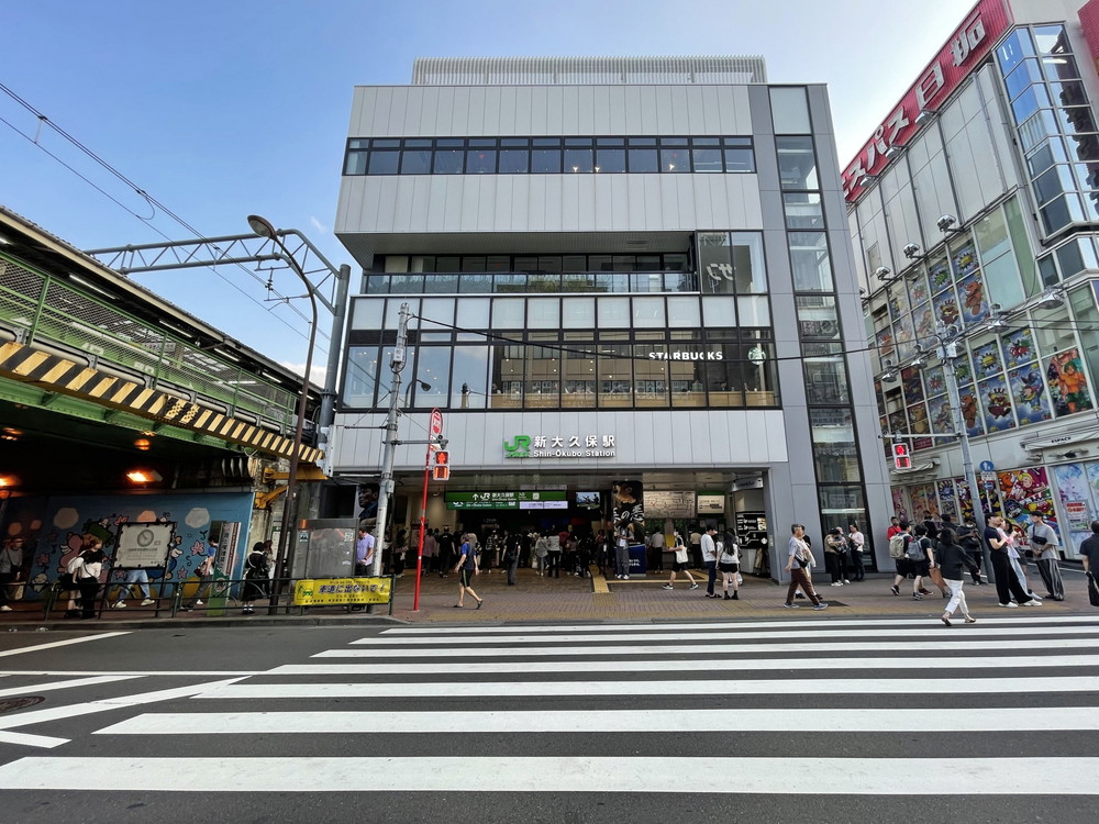 新大久保駅前の横断歩道