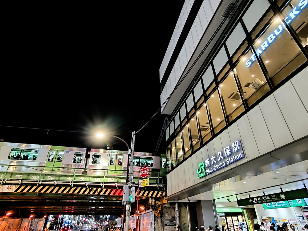 夜の新大久保駅