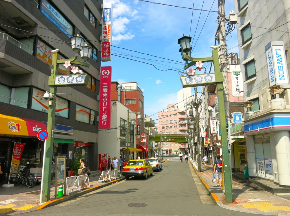 鶯谷駅前の風景